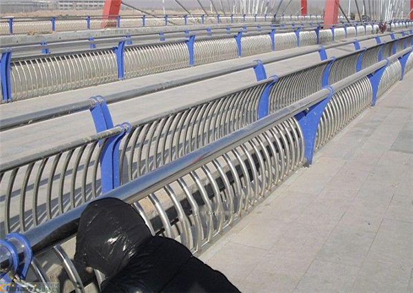 重庆不锈钢复合管护栏一种安全而耐用的防护解决方案