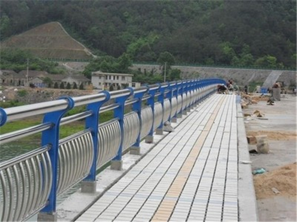 重庆不锈钢桥梁护栏的特性及其在现代建筑中的应用